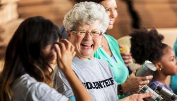 Top 5 Senior Volunteering Opportunities For This Holiday Season